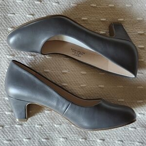 NWOT Elegant Women's Gray Pumps